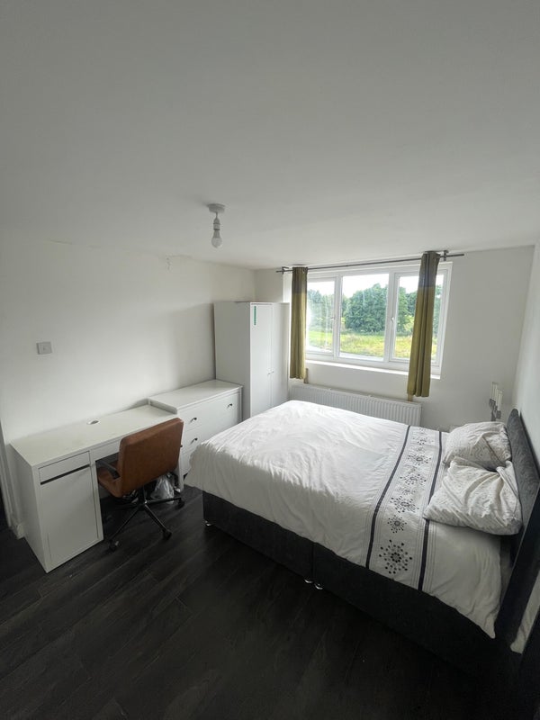 Room Brooklands Drive in Leeds