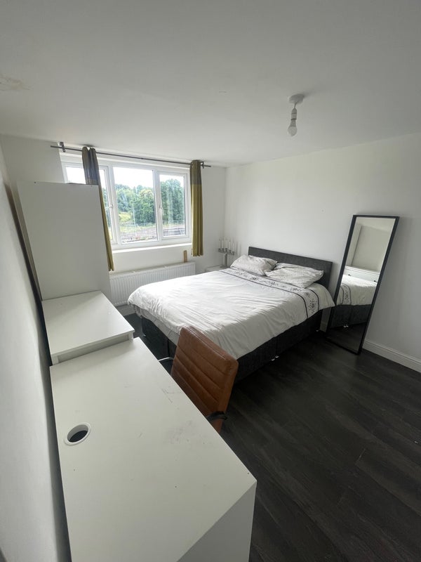 Room Brooklands Drive in Leeds