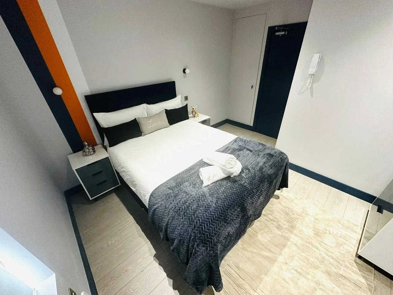 Room Percival Road in Greater London