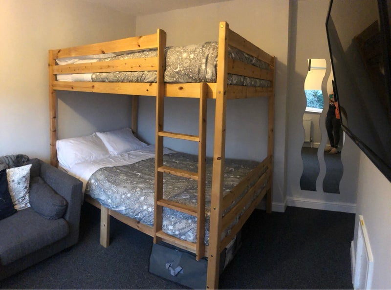 Room Barrowfield Road in Manchester