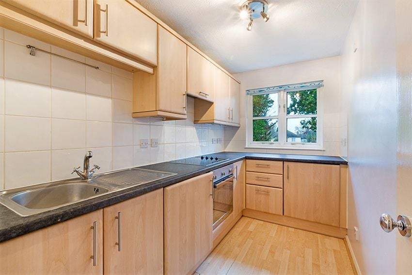 Flat Rosamund Close in London