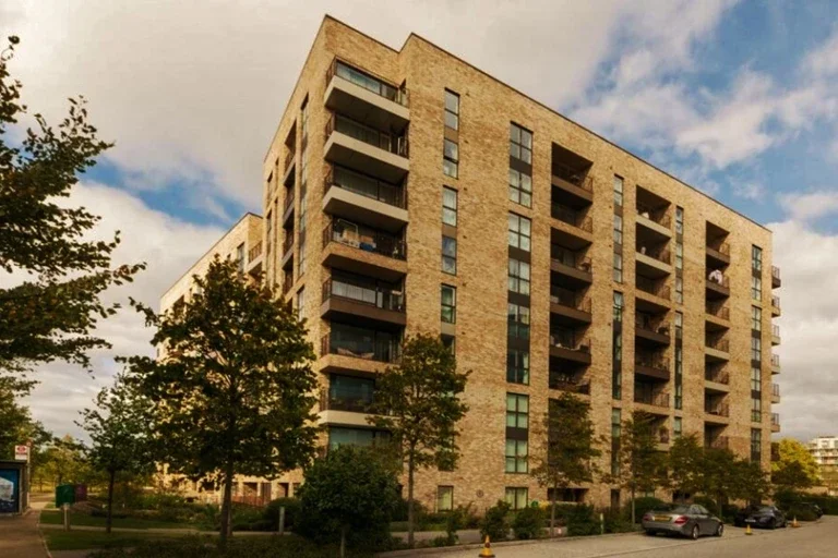 Flat Hammersmith Road in Greater London