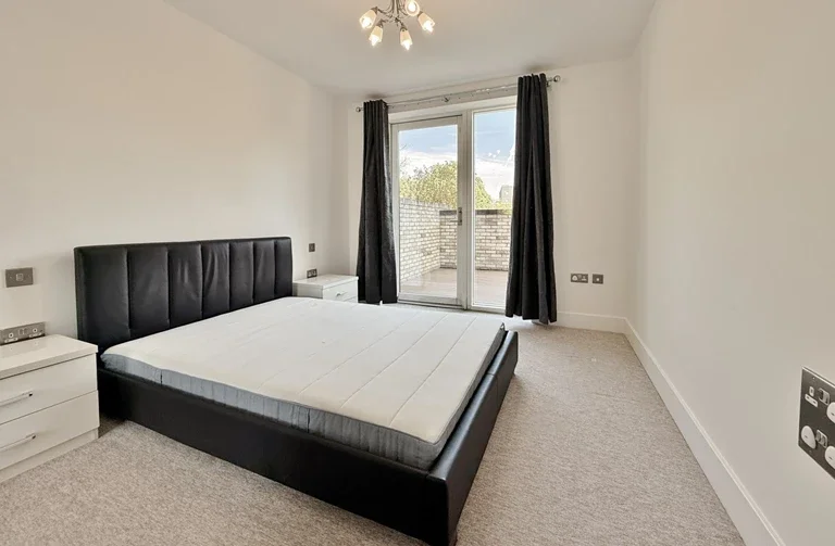 Flat Hammersmith Road in Greater London