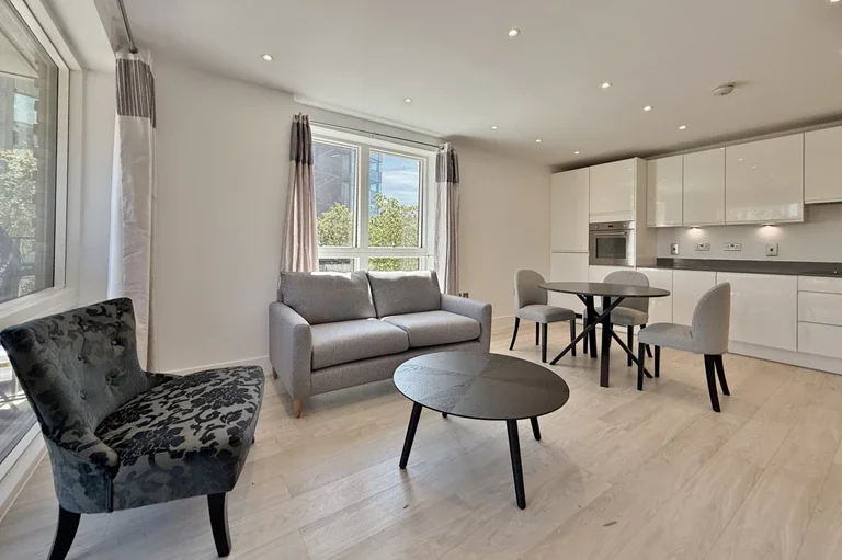Flat Hammersmith Road in Greater London