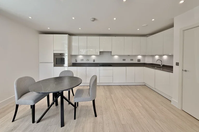 Flat Hammersmith Road in Greater London
