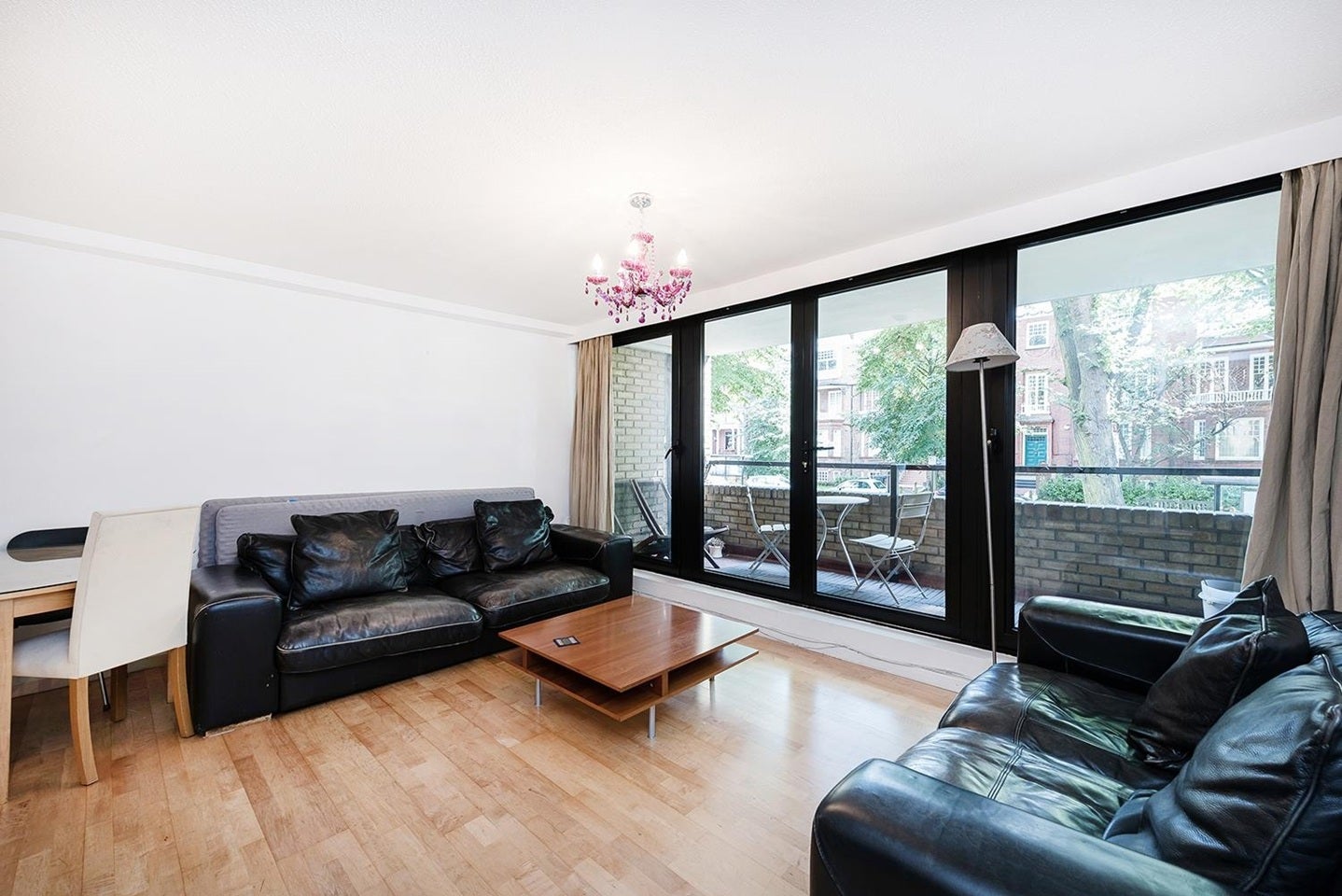 Flat Belsize Avenue in Greater London
