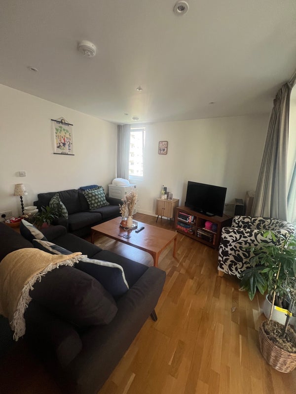 Room Cheering Lane in Greater London