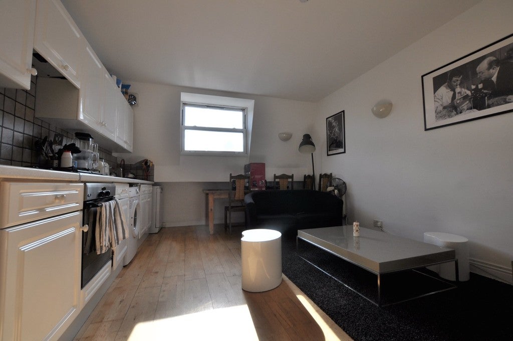 Flat Bath Place in Greater London
