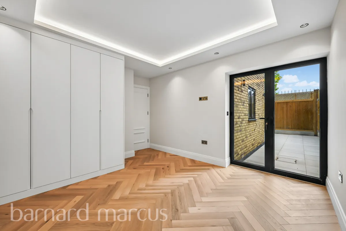 Flat Hazelwood Avenue in Greater London