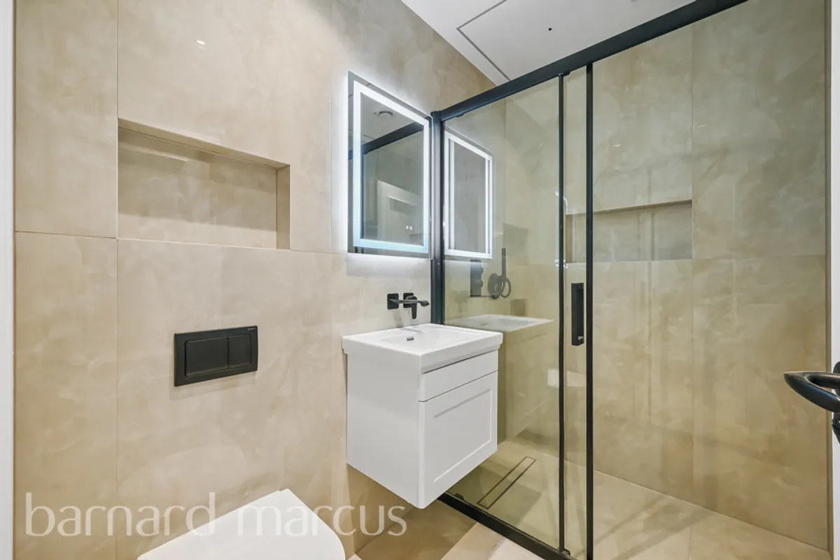 Flat Hazelwood Avenue in Greater London