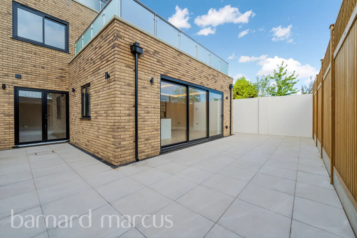 Flat Hazelwood Avenue in Greater London