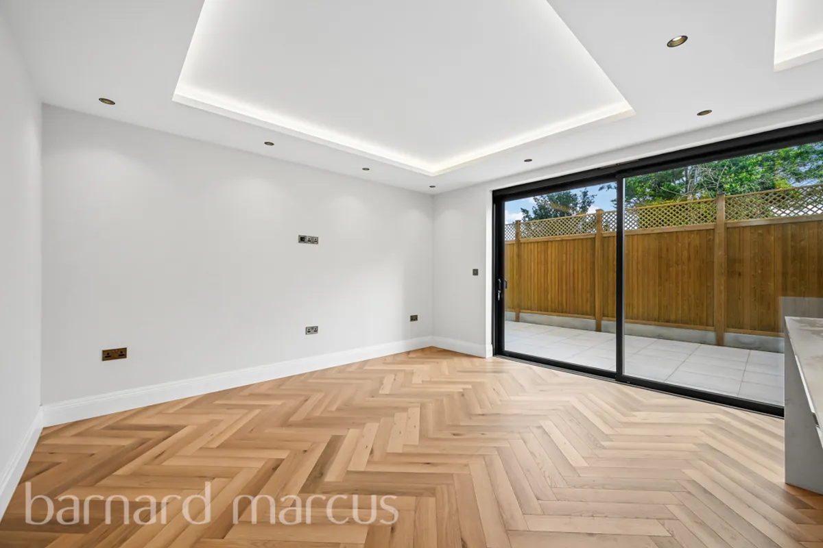 Flat Hazelwood Avenue in Greater London