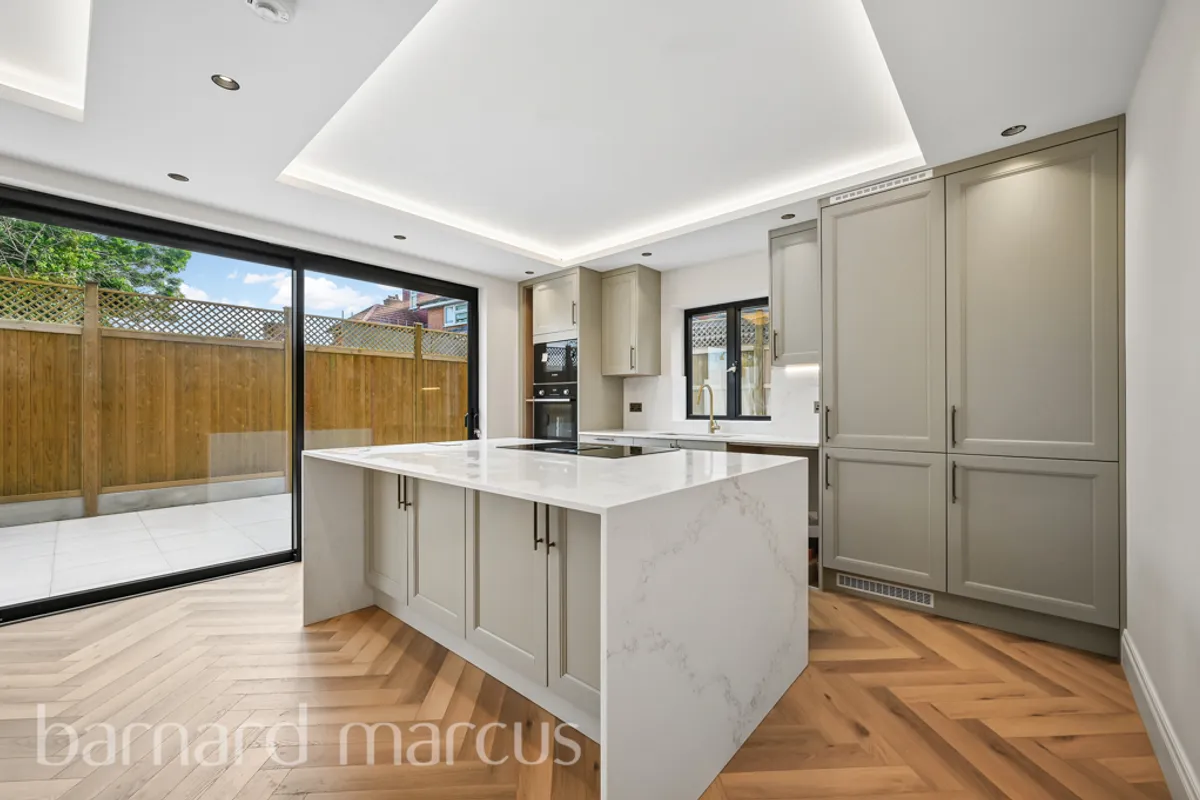 Flat Hazelwood Avenue in Greater London