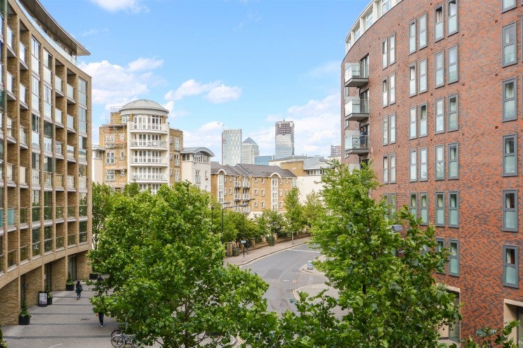 Flat Surrey Quays Road in Greater London