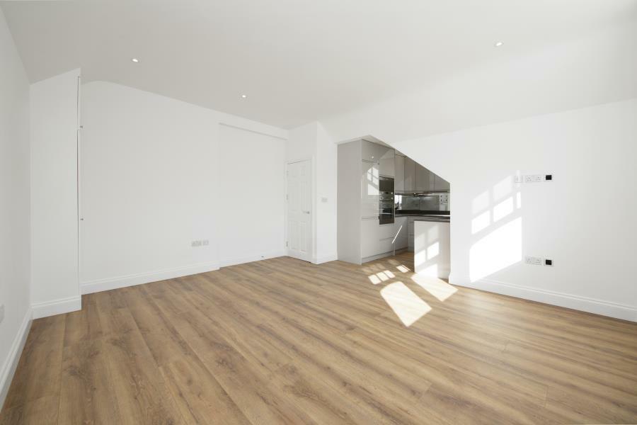 Flat Queens Avenue in Greater London