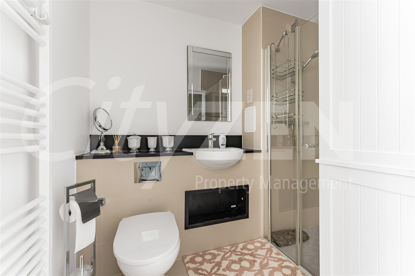Flat Cable Walk in Greater London