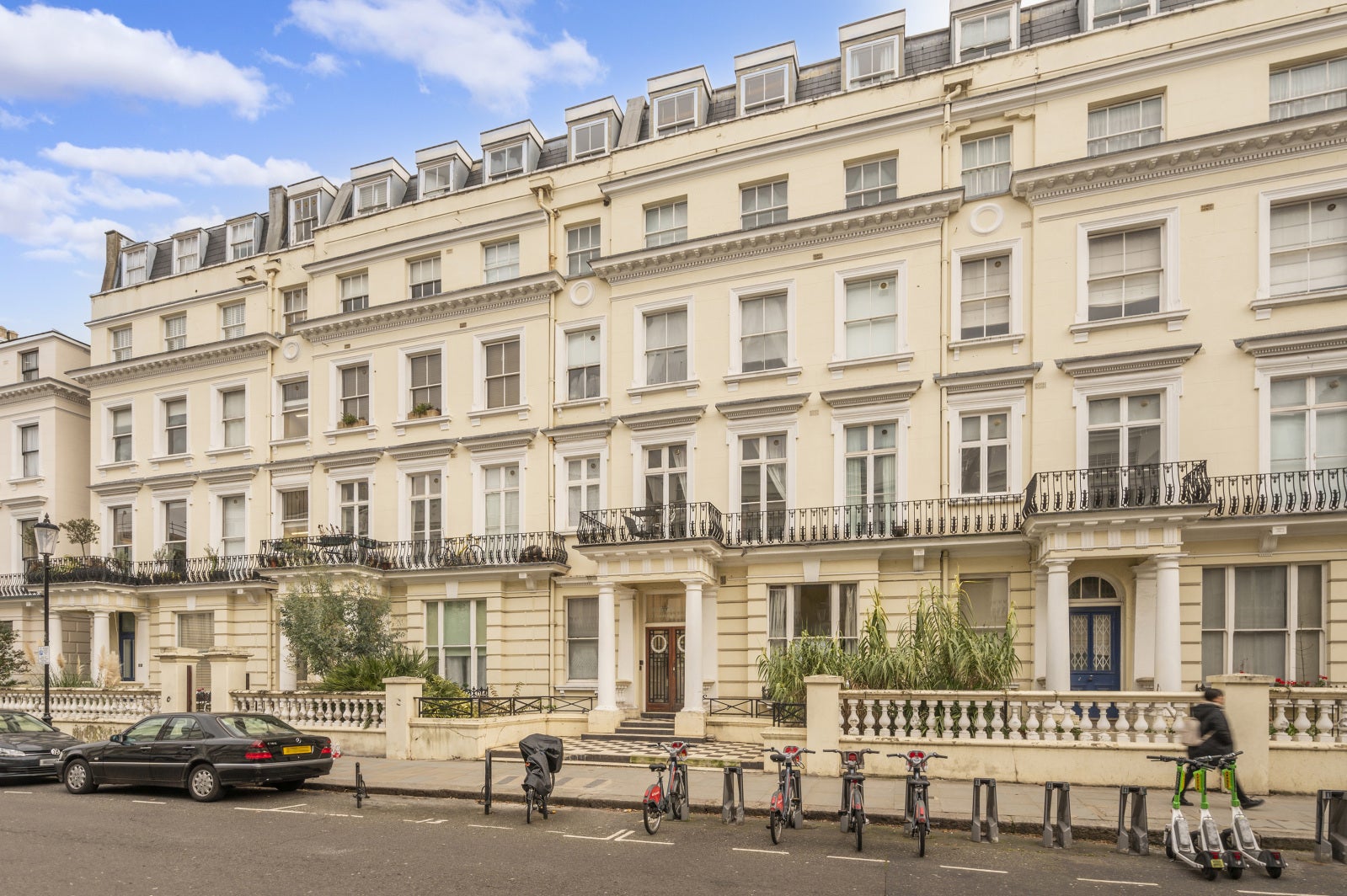 Flat Pembridge Gardens in Greater London