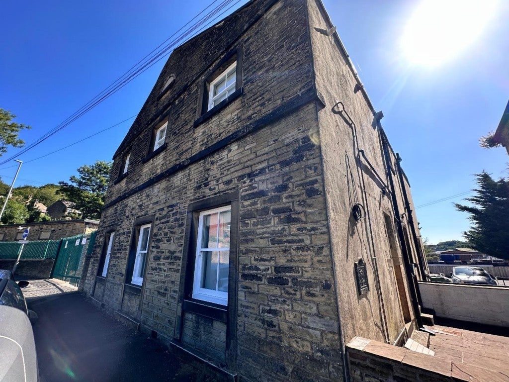 Flat Dowker Street in Kirklees