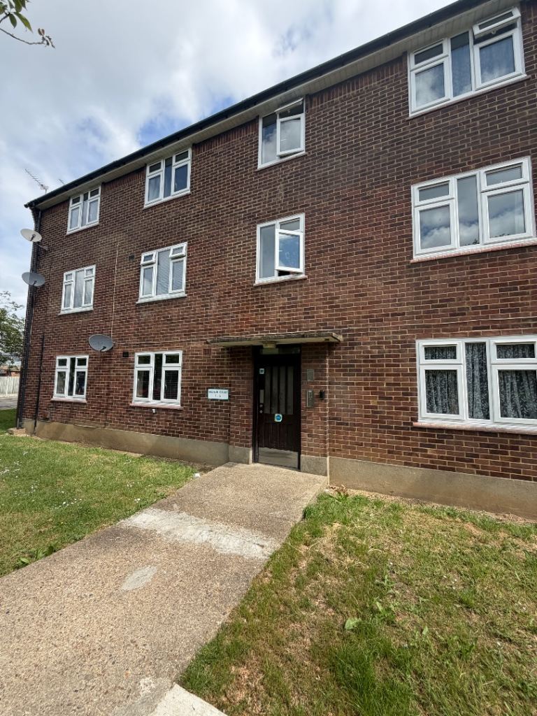 Flat Colombo Road in Greater London