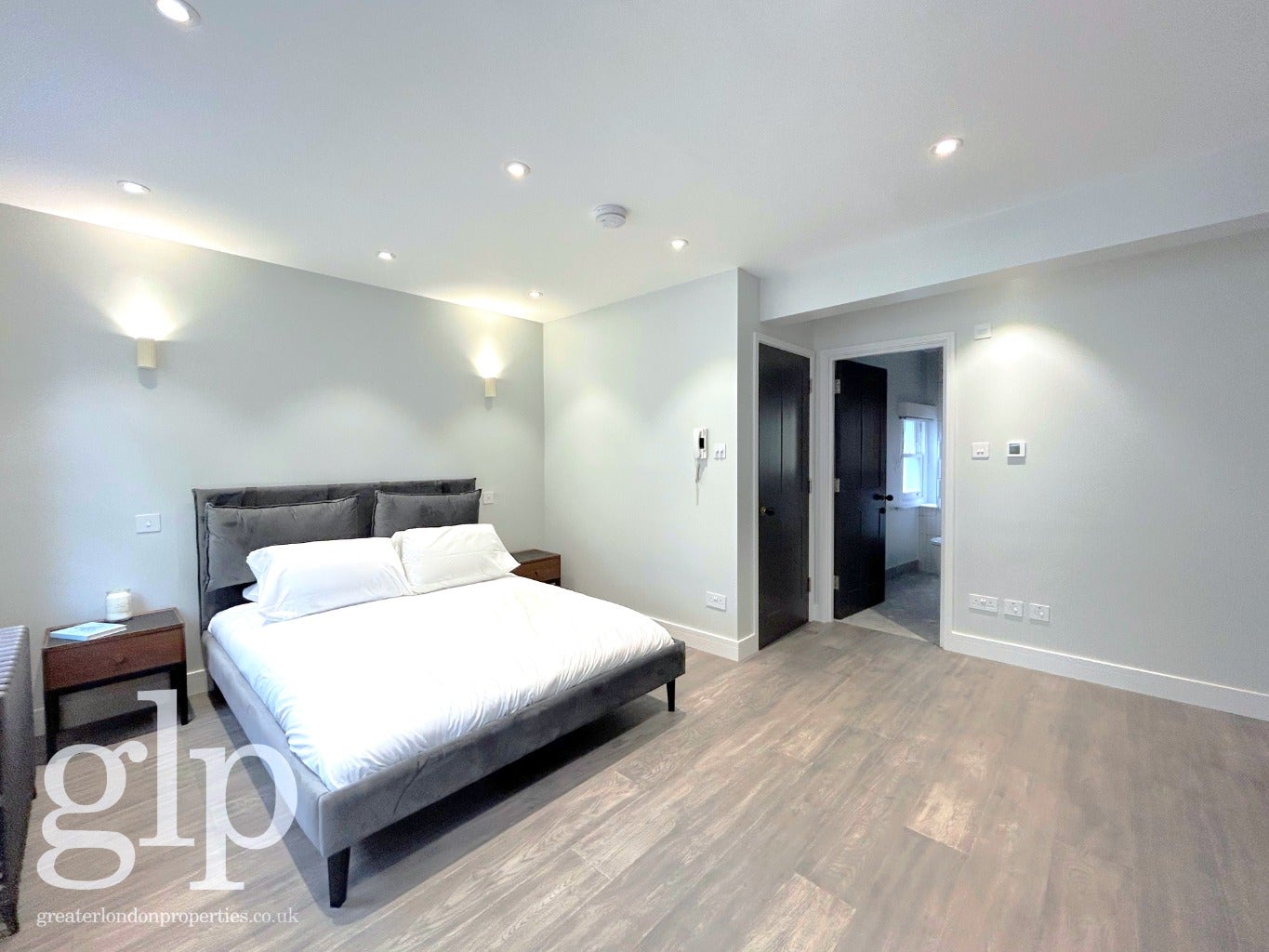Flat Monmouth Street in Greater London