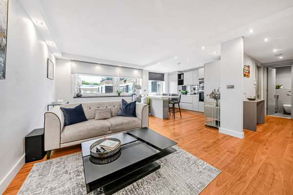 Flat York Terrace West in City of Westminster