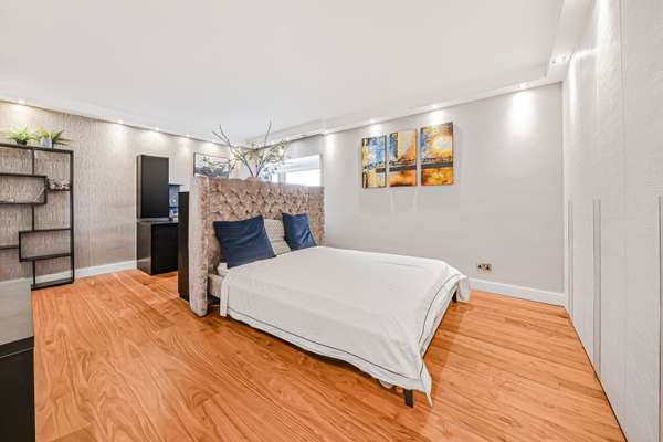 Flat York Terrace West in City of Westminster