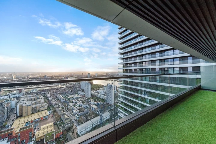 Flat South Quay Walk in Greater London