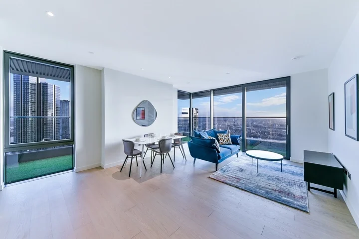 Flat South Quay Walk in Greater London