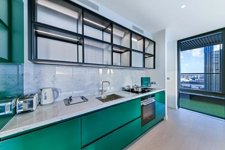 Flat South Quay Walk in Greater London