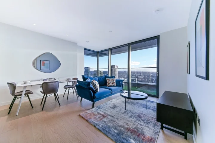 Flat South Quay Walk in Greater London
