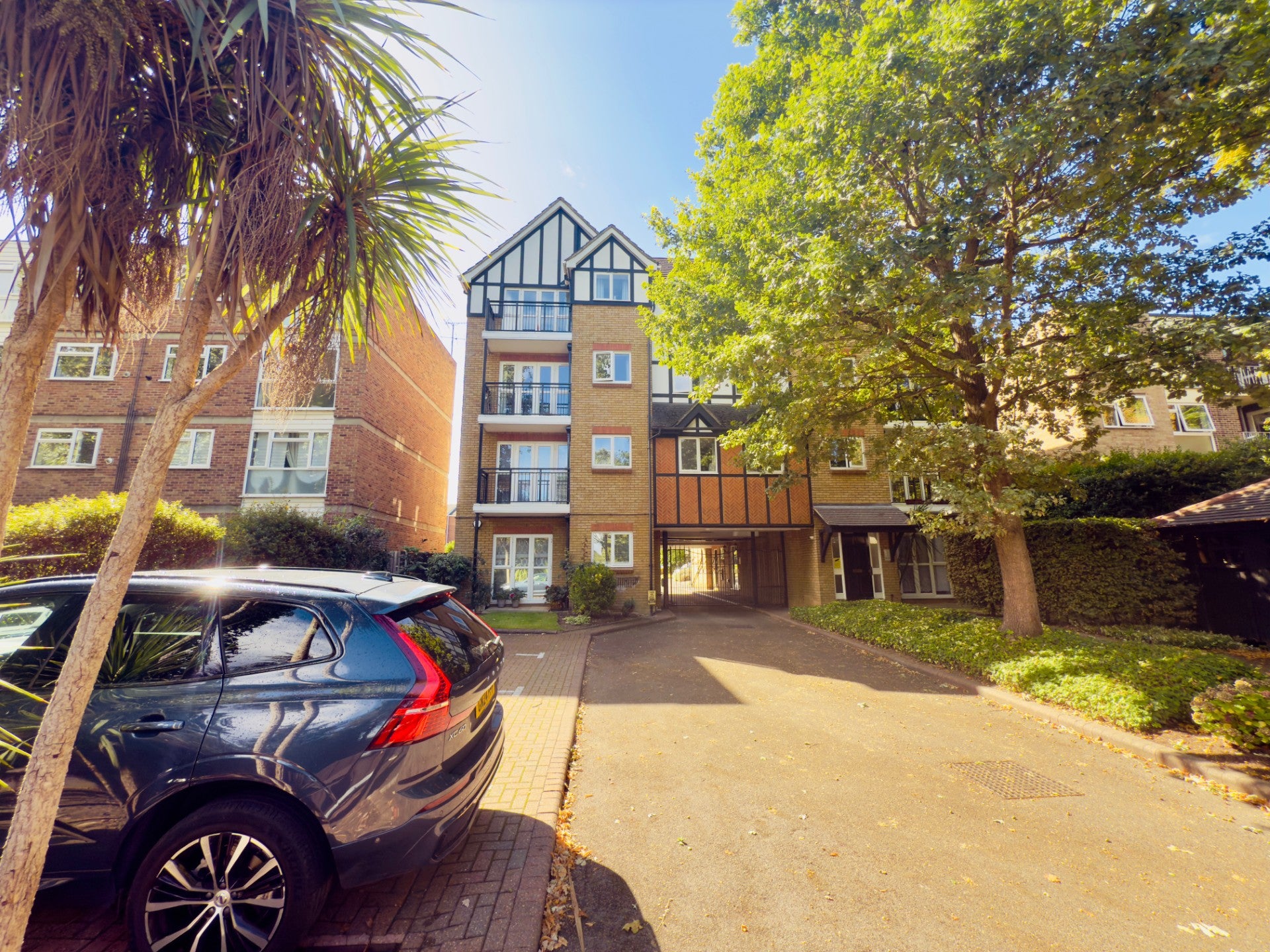 Flat Brackley Road in Greater London