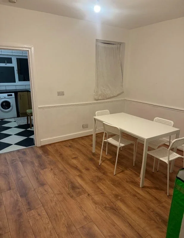Room Brock Road in Greater London