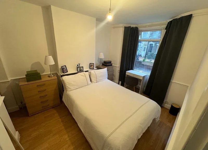 Room Brock Road in Greater London