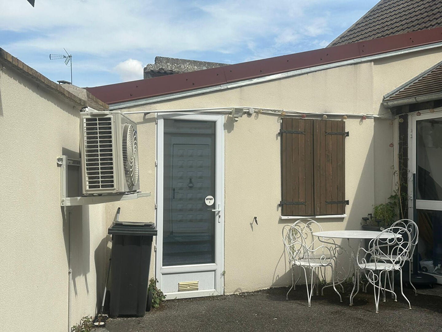 Flat Place des Tours in Blandy
