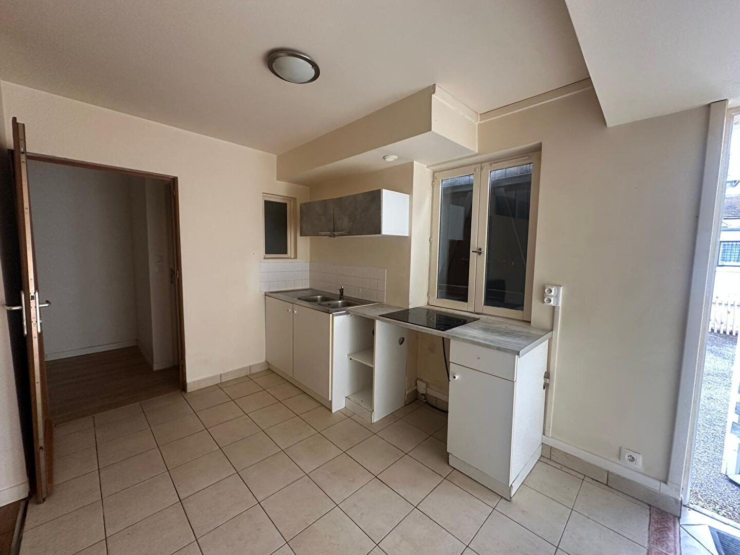 Flat Place des Tours in Blandy