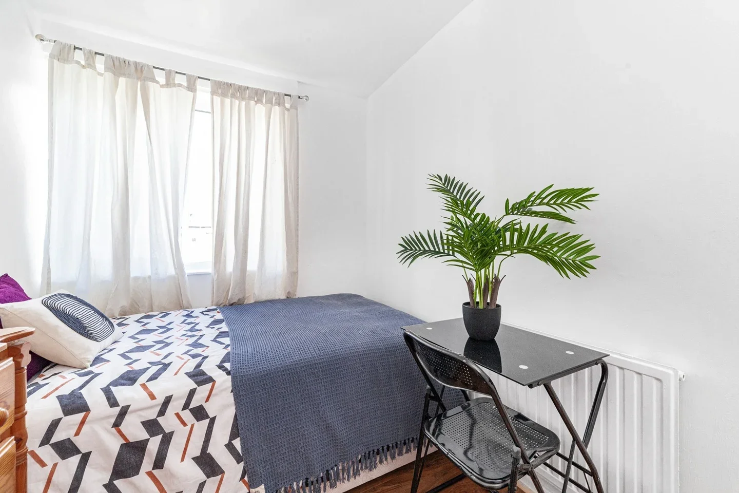 Room Cortis Road in Greater London