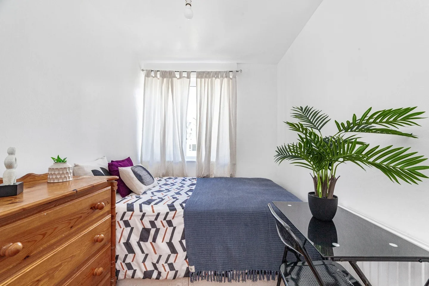 Room Cortis Road in Greater London