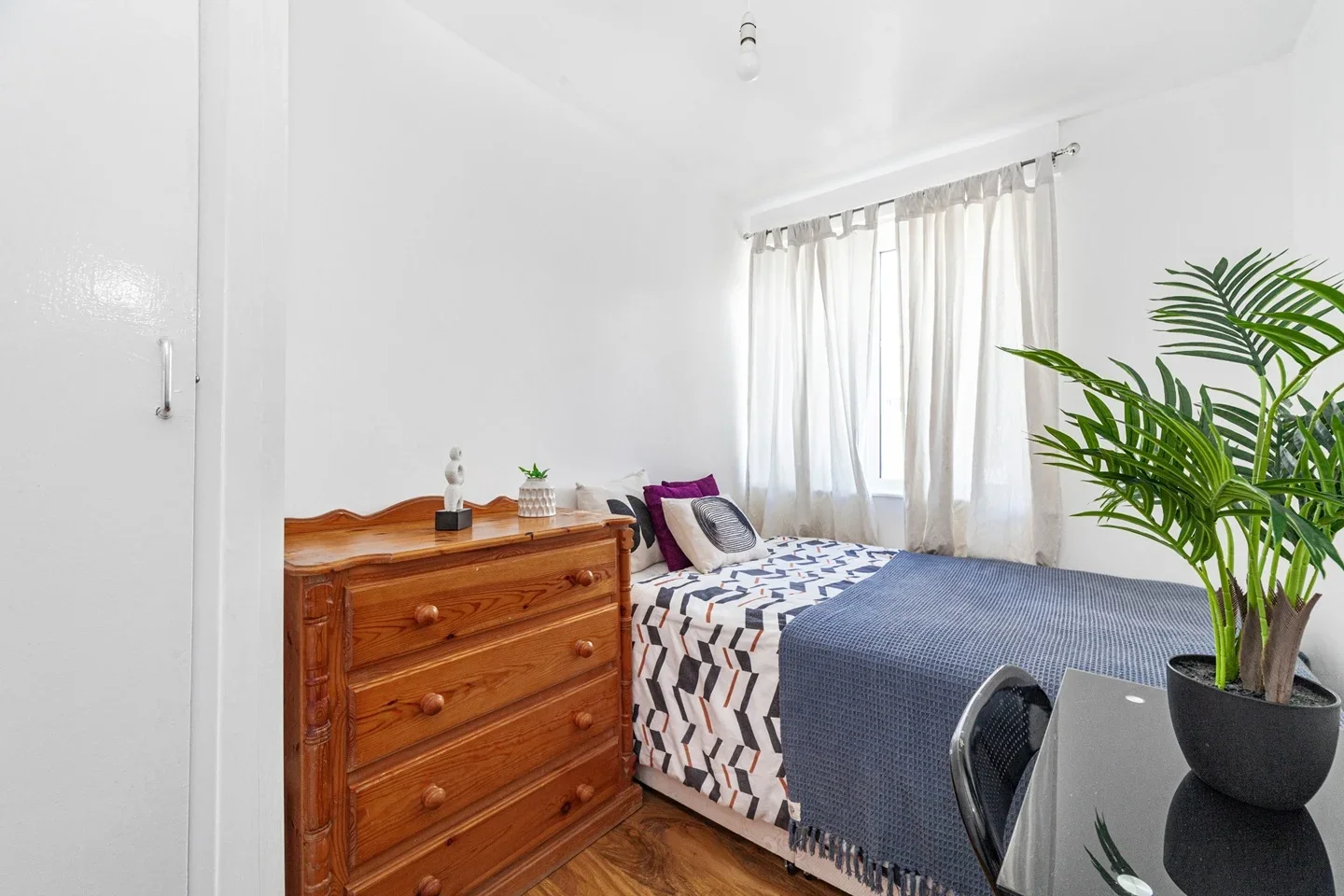 Room Cortis Road in Greater London