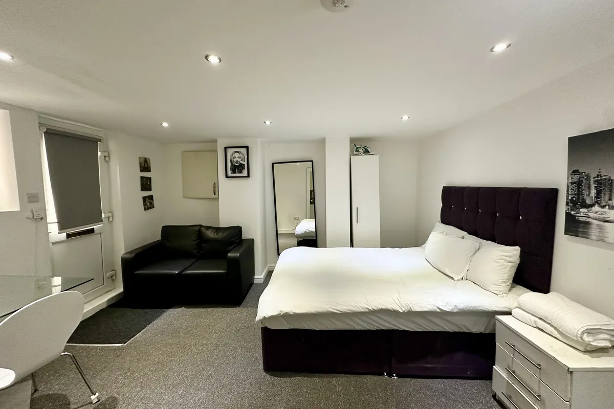 Flat Brown Hill Crescent in Leeds