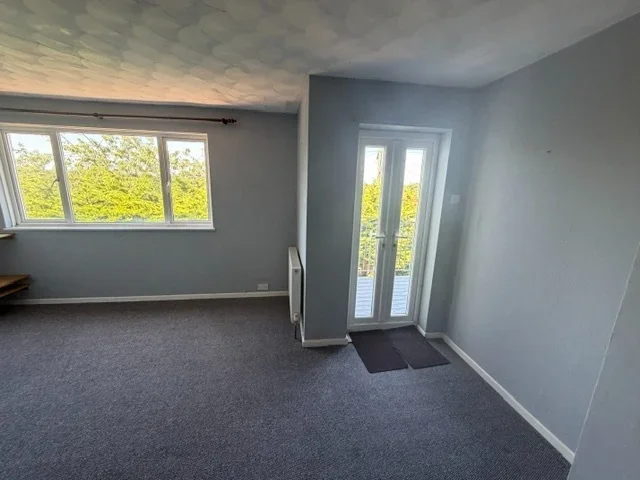 Flat Woodside Close in Northwood