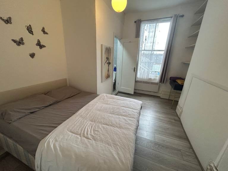 Flat Goldhawk Road in Greater London
