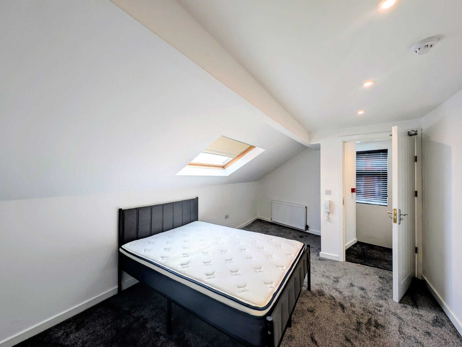 Room Burlington Road in Leeds