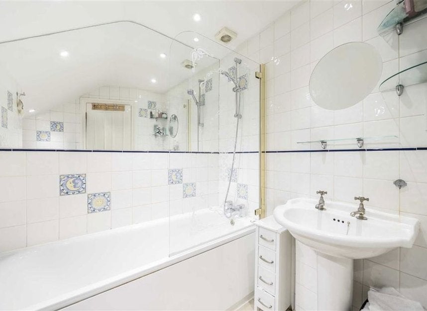 Flat Gloucester Terrace in City of Westminster