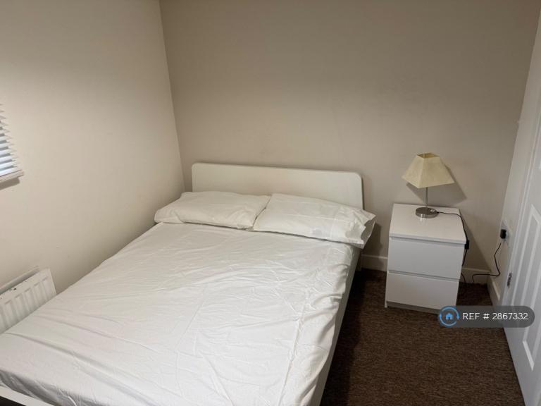 Room Pasteur Drive in Swindon