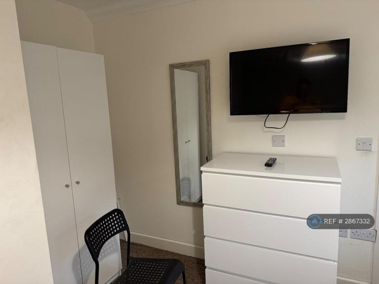 Room Pasteur Drive in Swindon