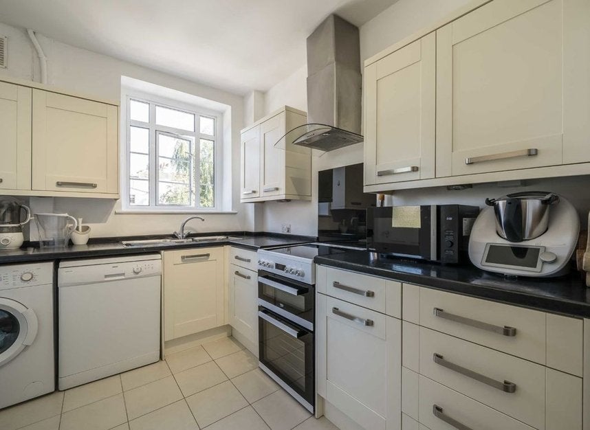 Flat Sutton Court Road in Greater London