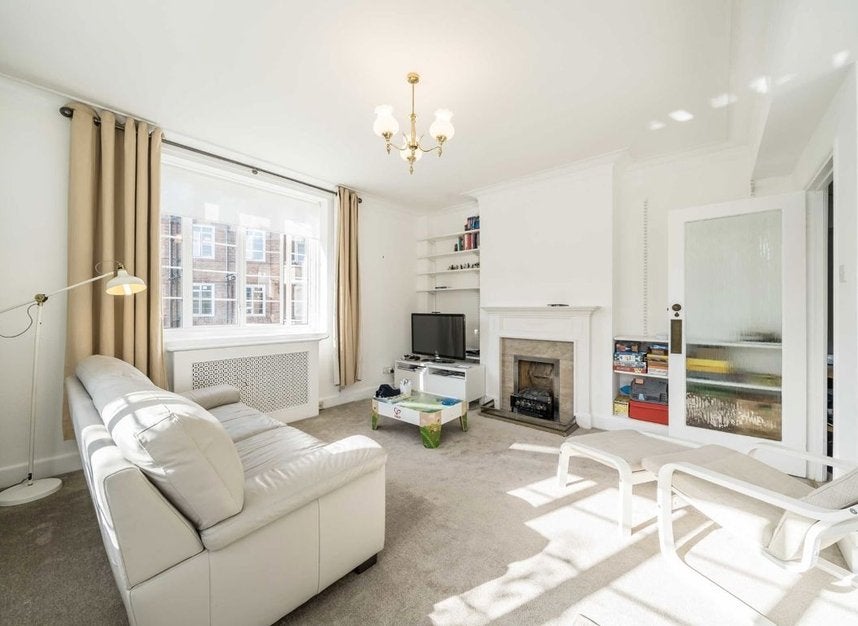 Flat Sutton Court Road in Greater London