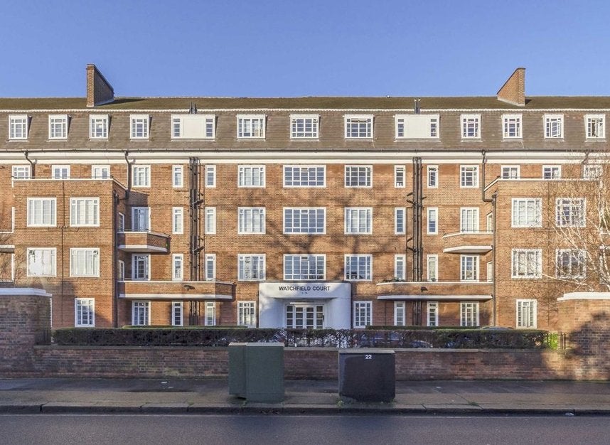 Flat Sutton Court Road in Greater London