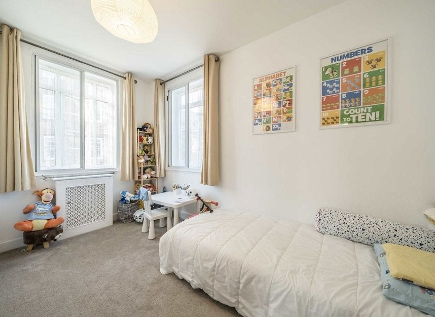 Flat Sutton Court Road in Greater London