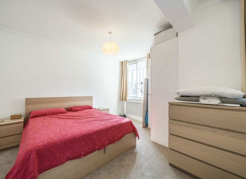 Flat Sutton Court Road in Greater London